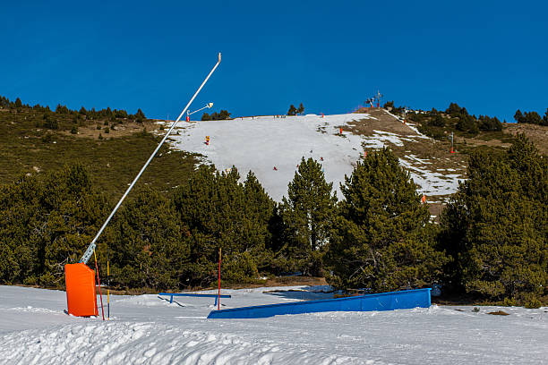 pistola de nieve - mountain winter season machine snow making machine fotografías e imágenes de stock