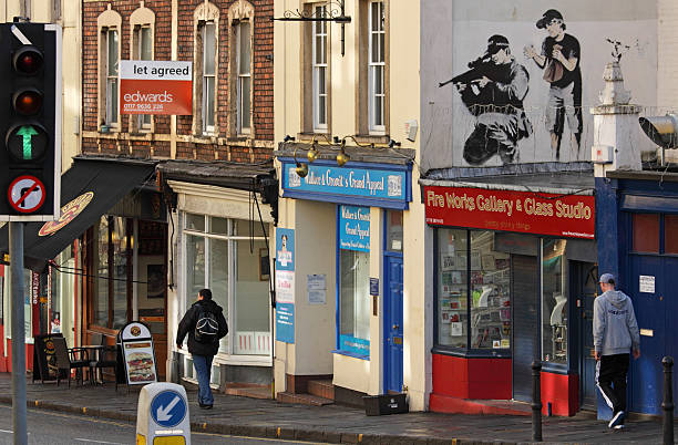 policja snajper biorąc cel zgodny z rysunkiem przez banksy w bristol - banksy zdjęcia i obrazy z banku zdjęć