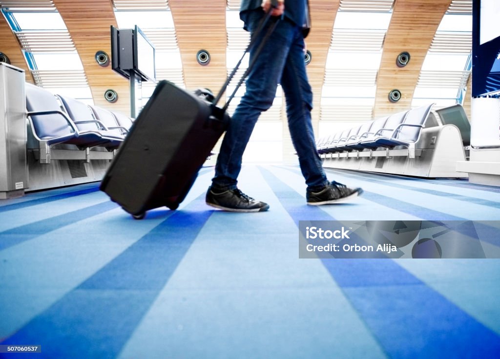 Geschäftsmann läuft mit Gepäck - Lizenzfrei Flughafen Stock-Foto