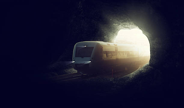 il y a la lumière au bout du tunnel - train tunnel photos et images de collection