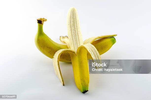 Banane Isolato Su Sfondo Bianco - Fotografie stock e altre immagini di Alimentazione sana - Alimentazione sana, Aperto, Banana - Frutto tropicale