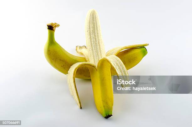 Bananas Isolado Em Fundo Branco - Fotografias de stock e mais imagens de Aberto - Aberto, Alimentação Saudável, Amarelo
