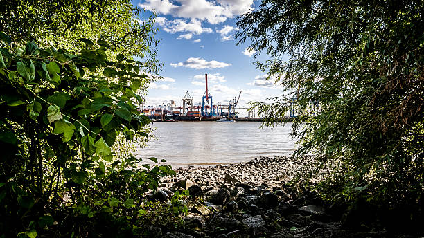 versteckter hafen - schwerindustrie fotografías e imágenes de stock