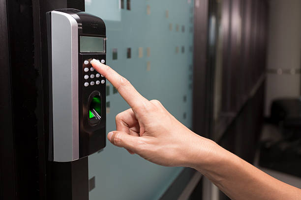 huella dactilar y control de acceso en un edificio de oficinas - fingerprint lock order accessibility fotografías e imágenes de stock