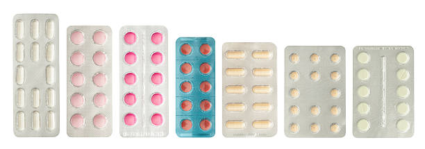 juego de píldoras en un envase blíster de plástico - pink pill fotografías e imágenes de stock
