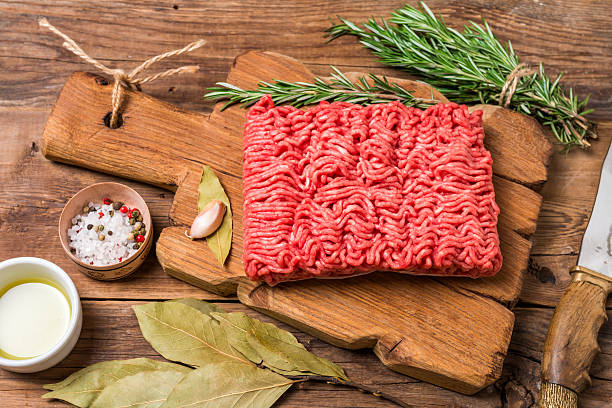 挽き肉にし、爽やかなローズマリー）シーズニングひとつまみ - veal cutlet food german culture ストックフォトと画像