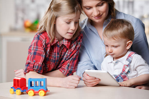 若いモメンタルで遊ぶお子様 - block child play toy ストックフォトと画像