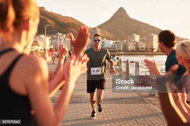 Junge Menschen Ermutigen Die Läufer Von Der Ziellinie Stockfoto und mehr Bilder von Marathon