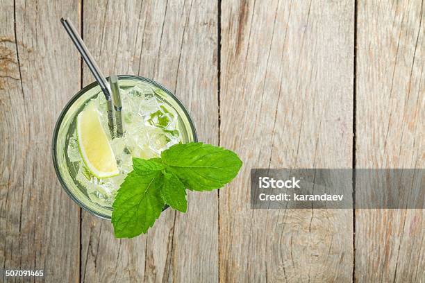 Mojito Cóctel Fresco Foto de stock y más banco de imágenes de Bebida - Bebida, Mesa - Mueble, Alimento