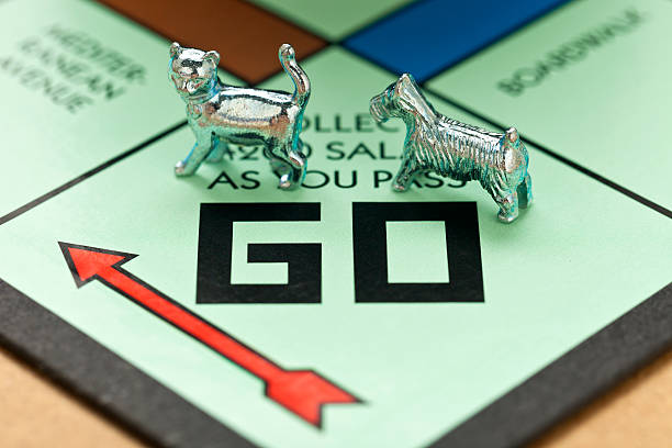 gato e cachorro peças no monopólio de - monopoly board game part of leisure games play imagens e fotografias de stock