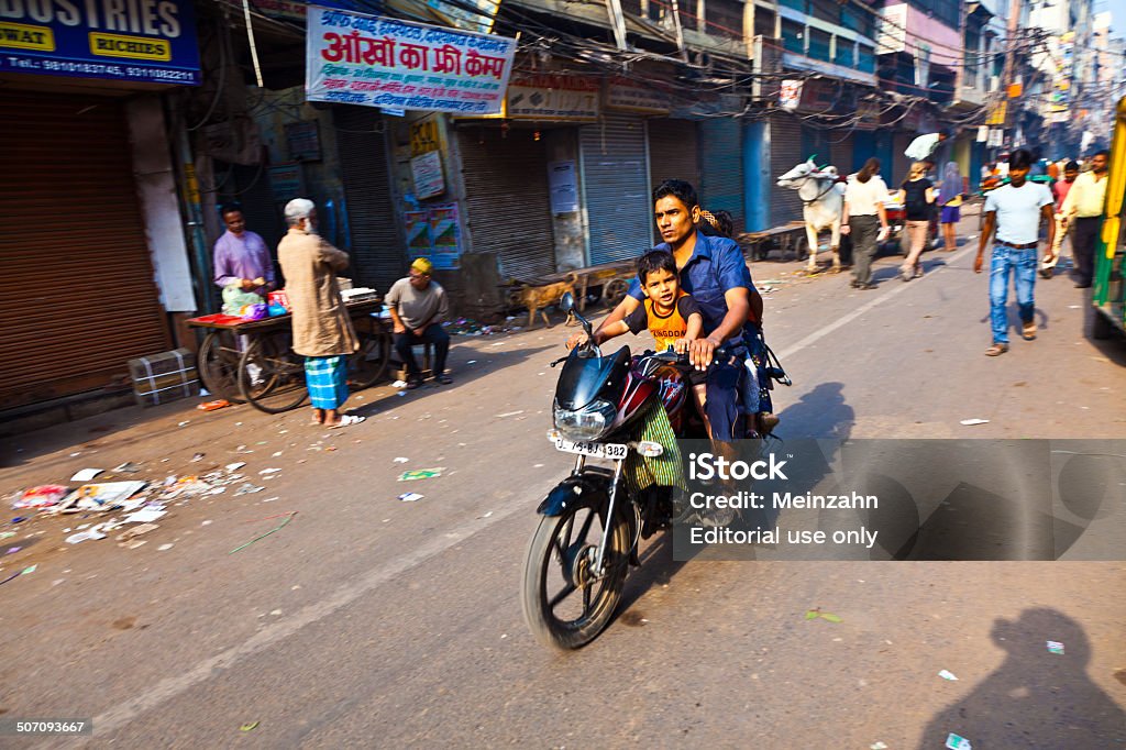 rider オートバイのお子様に、早朝のデリー,インド - のりものに乗るのロイヤリティフリーストックフォト