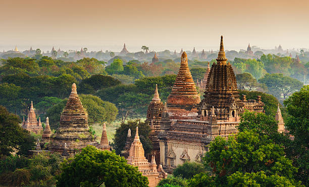 バガンの寺院の夜明け、マンダレー、ミャンマー - shwezigon paya ストックフォトと画像