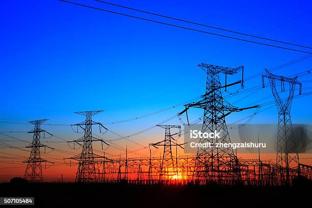 Die Silhouette Des Abends Electricity Pylon Übertragung Stockfoto und mehr Bilder von Sonnenuntergang