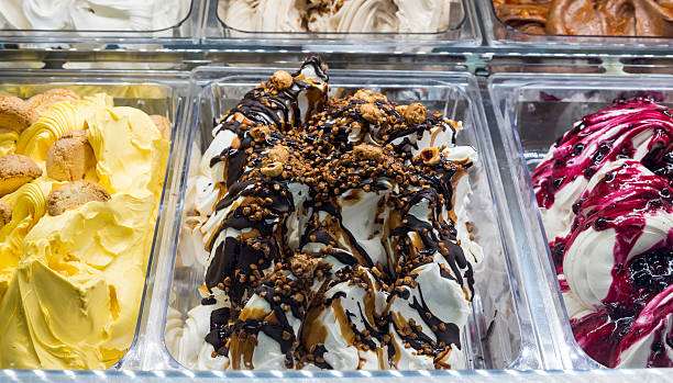 crème glacée avec du lait crémeux au chocolat et aux amandes - ice cream parlor ice cream dessert italian culture photos et images de collection