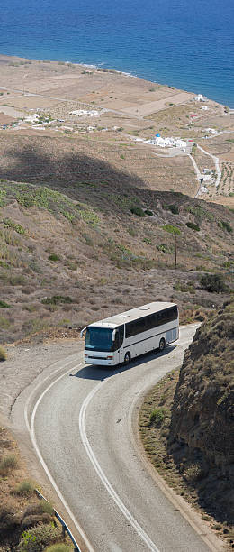 condução autocarro branco perto de oia, santorini, grécia - coachride imagens e fotografias de stock