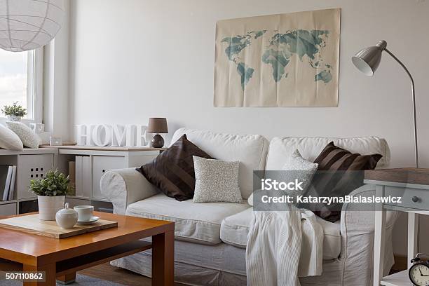 Blanco Cómodo Sofá Cama Doble Foto de stock y más banco de imágenes de Cuarto de estar - Cuarto de estar, Acogedor, Sin personas