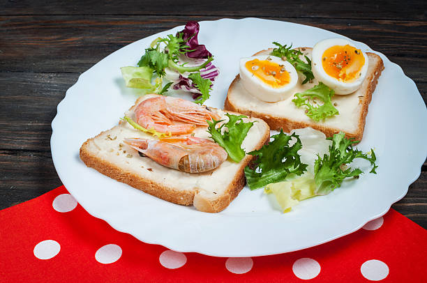 sanduíches com camarão, ovos, manjericão, salada de pão no fundo de madeira - guacamole food bar vegan food imagens e fotografias de stock