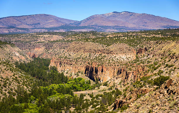 bandelier national monument - bandelier national monument anasazi anasazi ruins photography stock-fotos und bilder