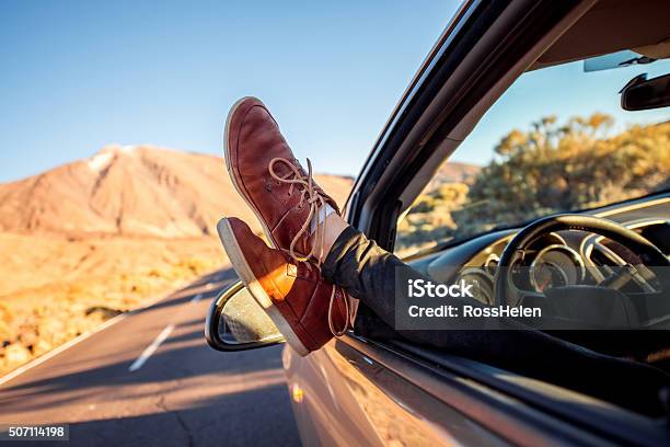 Mujeres Piernas Vechicle En La Puerta Foto de stock y más banco de imágenes de Coche - Coche, Ventana, Libertad