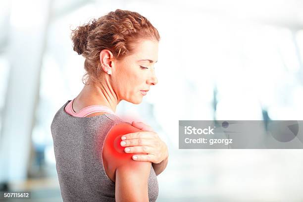 ハードなワークアウトの後の筋肉痛のフィットネス - 苦痛のストックフォトや画像を多数ご用意 - 苦痛, 肩, 負傷