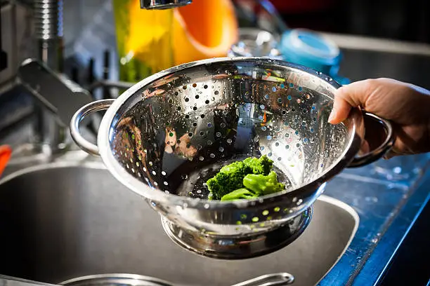 washed broccoli in the lurch; kitchen; indoor photography.