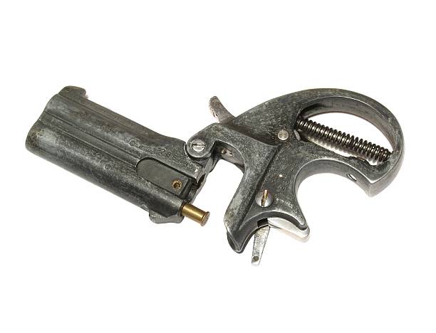 derringer pistolet avec une balle dans l'hémicycle photo sur fond blanc. - derringer photos et images de collection