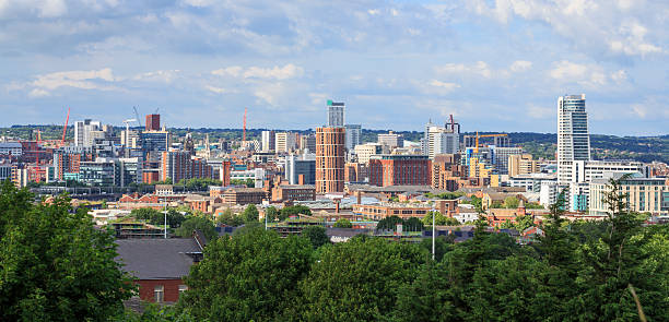 skyline do centro de cidade de leeds - leeds england skyline city uk - fotografias e filmes do acervo