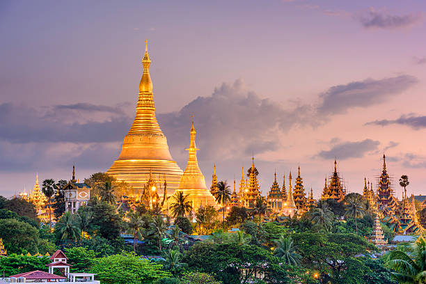 pagoda di shwedagon in myanmar - yangon foto e immagini stock