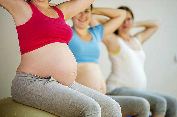 妊娠中のエクササイズ - human pregnancy prenatal care relaxation exercise ball ストックフォトと画像