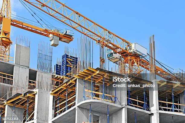 Gru E Costruzione Sito - Fotografie stock e altre immagini di Cantiere di costruzione - Cantiere di costruzione, Industria edile, Costruire