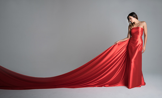 Modelo de moda en un vestido largo rojo photo