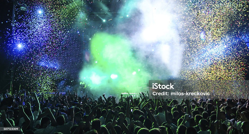 Fête avec beaucoup de confettis - Photo de Confetti libre de droits