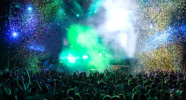 festa com lotes de confetti - concert hall crowd dancing nightclub imagens e fotografias de stock
