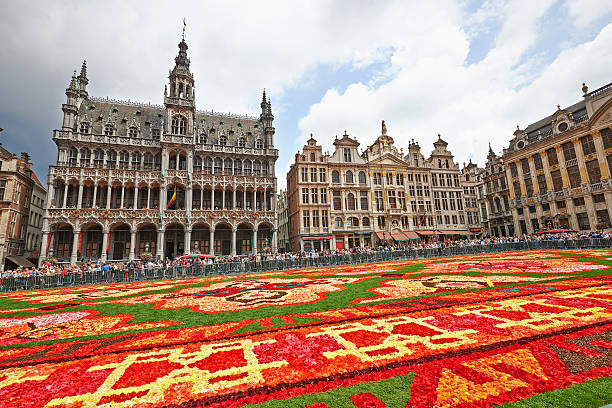 巨大なカーペットにグランプラスブリュッセル - brussels belgium arranging majestic ストックフォトと画像