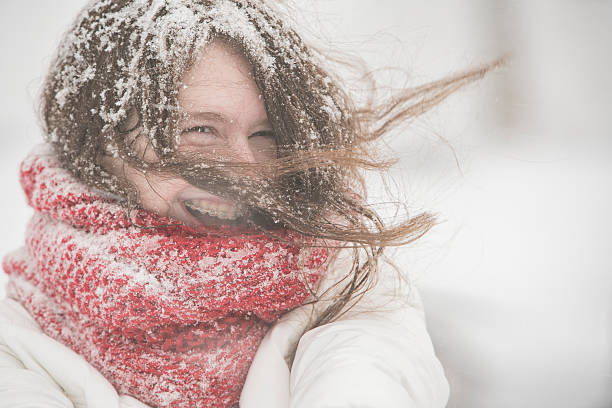 teenager-mädchen unter schneefall auf der straße - the eye of the storm stock-fotos und bilder