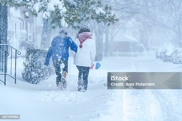 Zwei Teenagermädchen Unter Schneefall Auf Der Straße Stockfoto und mehr Bilder von Schneesturm