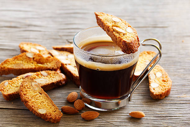 italiana biscochos galletas con una taza de café - rusk county fotografías e imágenes de stock