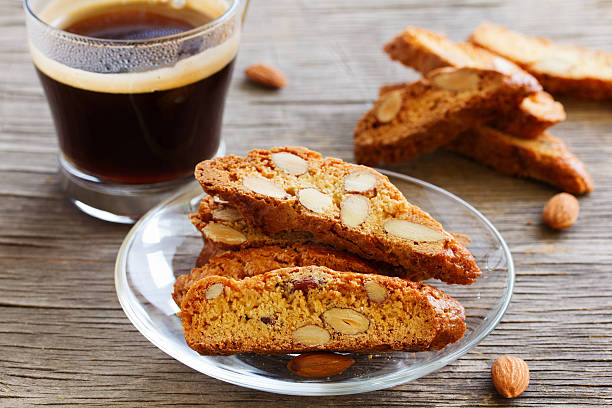 italiana biscochos galletas con una taza de café - rusk county fotografías e imágenes de stock