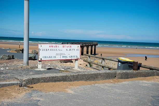 오마하발 비치 노르망디, 프랑스 - omaha beach sign normandy beach 뉴스 사진 이미지