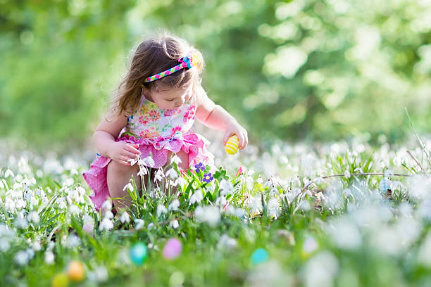 dziewczynka na pisanka hunt - child outdoors bow horizontal zdjęcia i obrazy z banku zdjęć