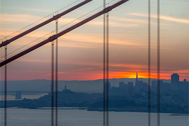 centro di san francisco e il ponte d'oro cancello sotto l " alba - golden gate bridge close up steel cable suspension bridge foto e immagini stock