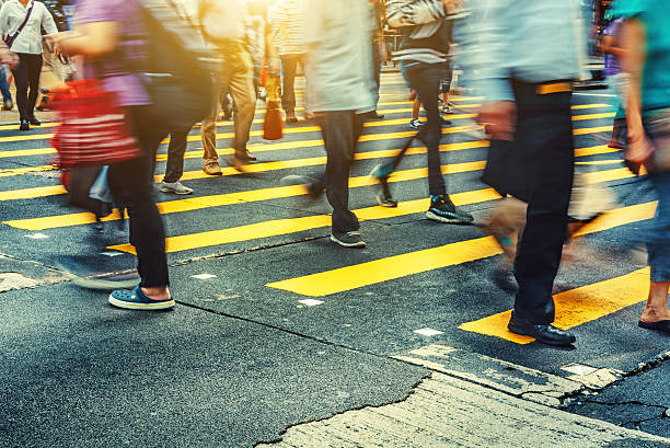 fußgänger überqueren straße in hongkong - crosswalk crowd activity long exposure stock-fotos und bilder