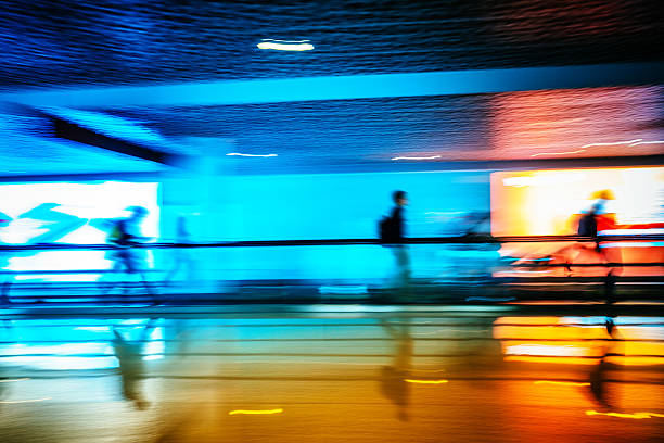 movimento desfocado abstrato pessoas caminhando até o terminal do aeroporto - people traveling abstract glass men - fotografias e filmes do acervo
