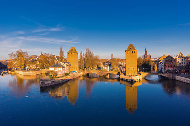 クヴェール橋で strasbourg ,france - covered bridge ストックフォトと画像