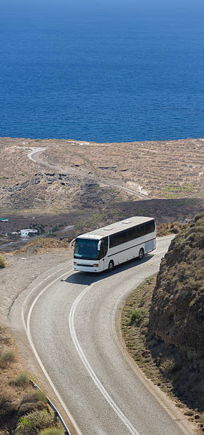 condução autocarro branco perto de oia, santorini, grécia - coachride imagens e fotografias de stock