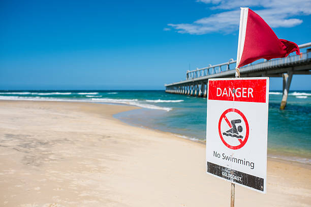 perigo! - gold coast australia lifeguard sea imagens e fotografias de stock