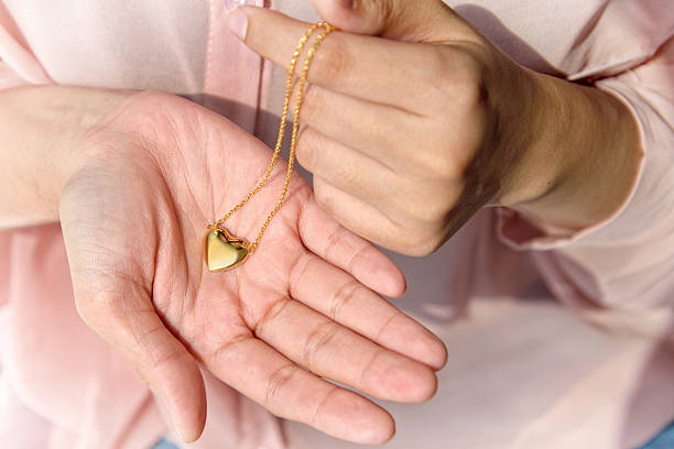ゴールドのハートをネックレスチェーン - gold jewelry necklace locket ストックフォトと画像