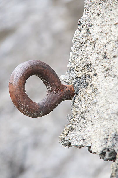 piton - eye bolt photos et images de collection