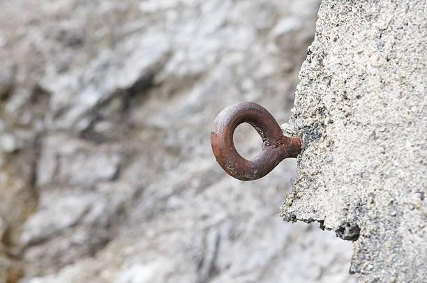 piton - eye bolt photos et images de collection