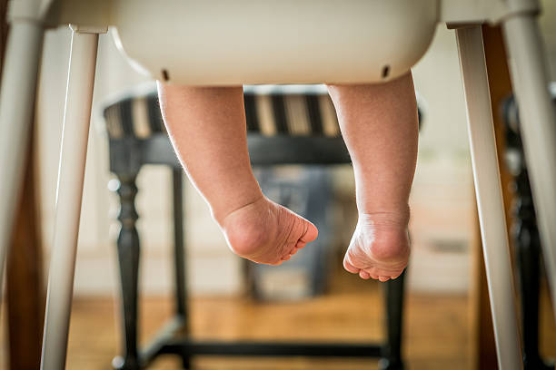 little criança sentada na cadeira alta - high chair - fotografias e filmes do acervo